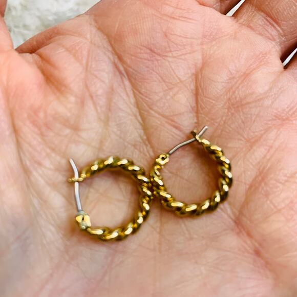 Gold Ribbed Hoop Earrings Clasp Hook 0.5" diameter - Picture 4 of 4